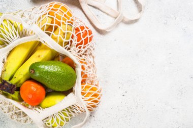 Beyaz arka planda meyveli ağ torbası.