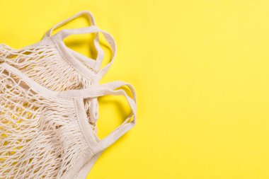 Renk arkaplanında sıfır atık alışverişi için ağ torbası.