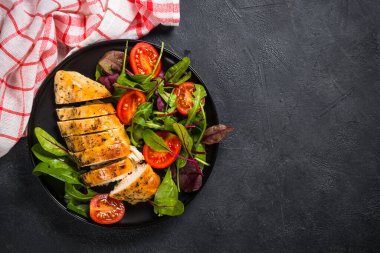 Salata soslu tavuk filetosu..