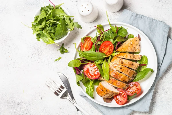 Filete de pollo con vista superior de ensalada . —  Fotos de Stock