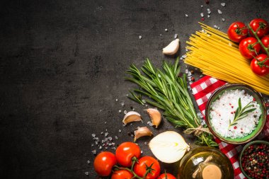 Yemek pişirme geçmişi siyah mutfak masasında..