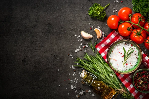 Élelmiszer főzés háttér fekete konyha asztal. — Stock Fotó