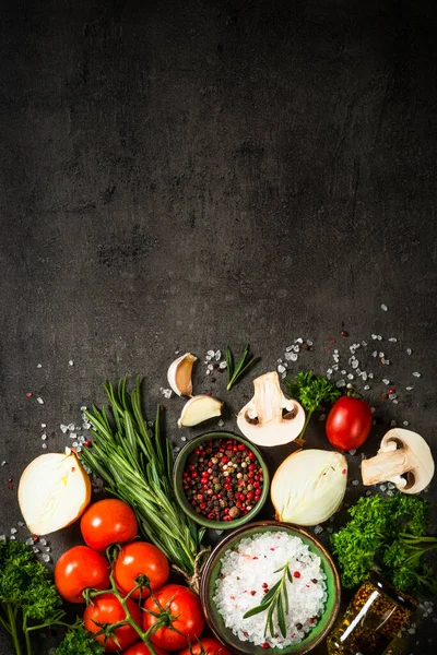 Élelmiszer főzés háttér fekete konyha asztal. — Stock Fotó
