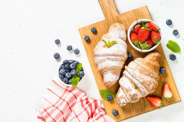 Croissant con bacche fresche e tazza di caffè. — Foto Stock