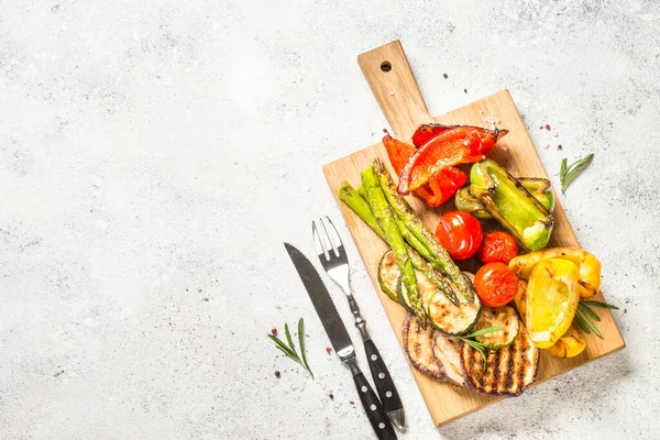 Verduras a la parrilla: calabacín, pimentón, berenjena, espárragos y tomates. —  Fotos de Stock