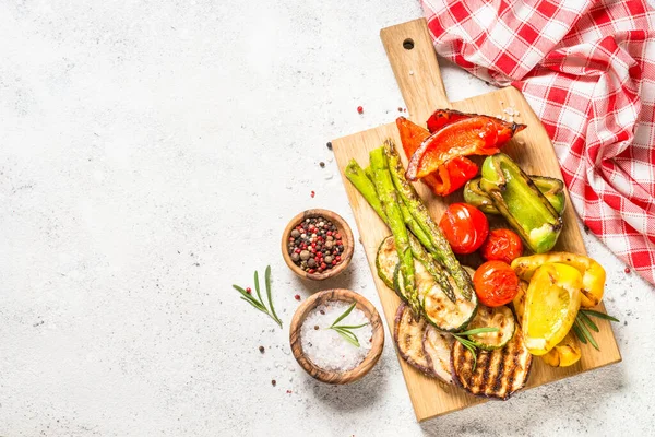 Verduras a la parrilla: calabacín, pimentón, berenjena, espárragos y tomates. —  Fotos de Stock