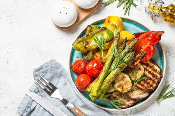 Gegrilltes Gemüse - Zucchini, Paprika, Auberginen, Spargel und Tomaten. — Stockfoto