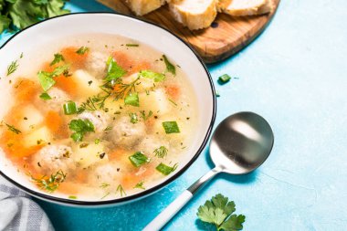 Köfte çorbası, sebzeli ve mavi.