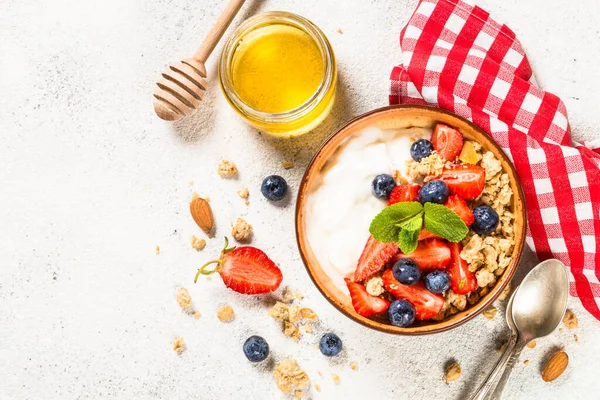 Granola de yogur griego con bayas frescas en la mesa de piedra blanca. —  Fotos de Stock