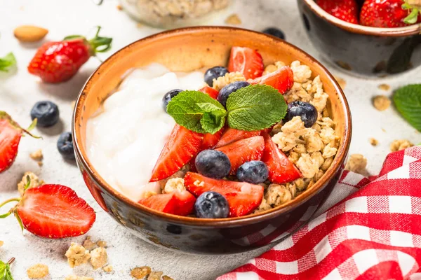 Granola de yogur griego con bayas frescas en la mesa de piedra blanca. —  Fotos de Stock