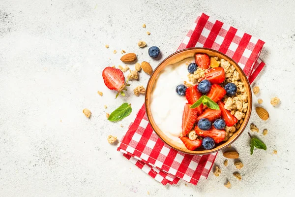 Granola de yogur griego con bayas frescas en la mesa de piedra blanca. —  Fotos de Stock