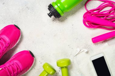 Fitness ekipmanları beyaz arkaplanda düz görüntü yatıyordu.