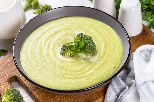 Soupe à la crème de brocoli dans le bol sur la table blanche . — Photo