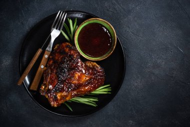 Fırında hindi budu ve kızılcık sosu..