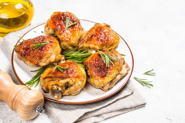 Cosce di pollo al forno con erbe su piatto bianco . — Foto Stock