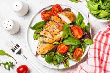 Salata soslu tavuk filetosu..