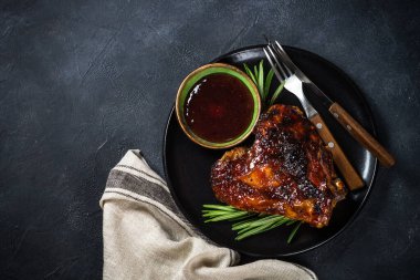 Fırında hindi budu ve kızılcık sosu..