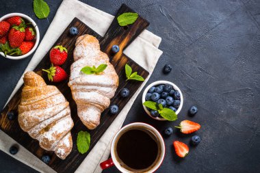 Taze böğürtlenli kruvasan ve sade kahve..