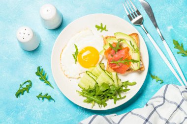 Yumurta, tost ve salatalı sağlıklı kahvaltı..