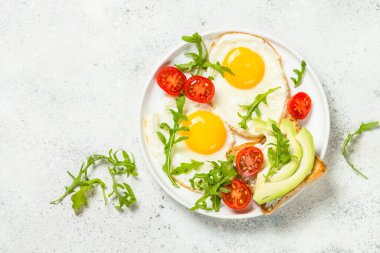 Yumurta, tost ve salatalı sağlıklı kahvaltı..