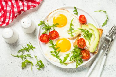 Yumurta, tost ve salatalı sağlıklı kahvaltı..