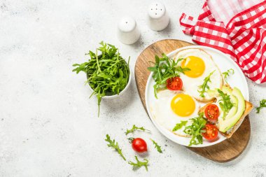 Yumurta, tost ve salatalı sağlıklı kahvaltı..