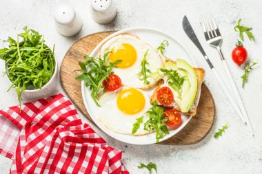 Yumurta, tost ve salatalı sağlıklı kahvaltı..