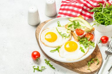 Yumurta, tost ve salatalı sağlıklı kahvaltı..