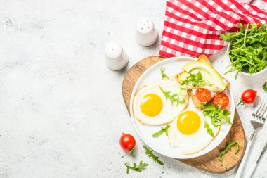 Yumurta, tost ve salatalı sağlıklı kahvaltı..