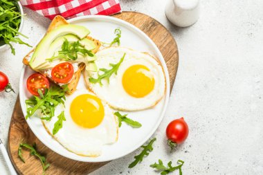 Yumurta, tost ve salatalı sağlıklı kahvaltı..