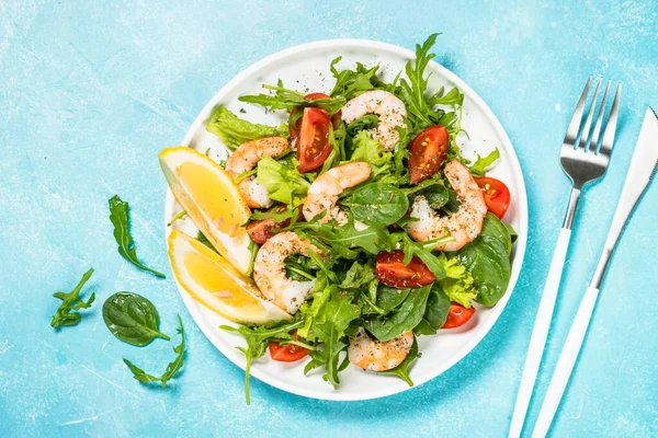 Shrimp salad with vegetables and leaves. — Stock Photo, Image
