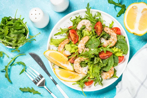 Shrimp salad with vegetables and leaves. — Stock Photo, Image