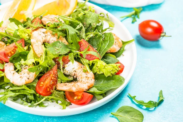 Ensalada de camarones con verduras y hojas . —  Fotos de Stock