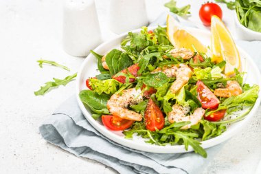 Sebzeli ve yapraklı karides salatası..