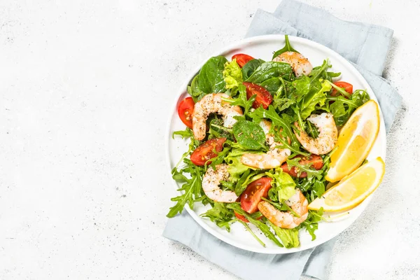 Ensalada de camarones con verduras y hojas . —  Fotos de Stock