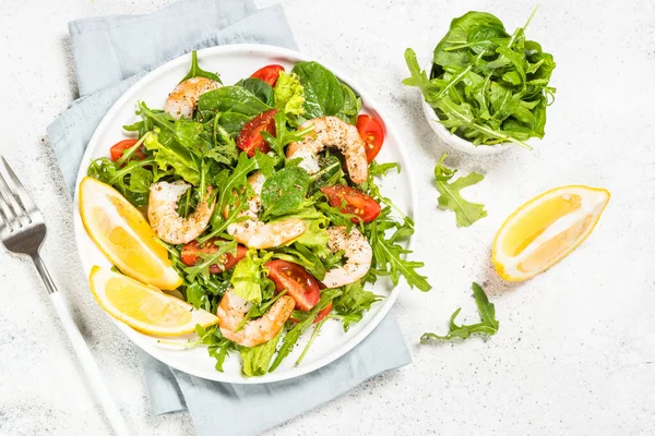 Shrimp salad with vegetables and leaves. — Stock Photo, Image