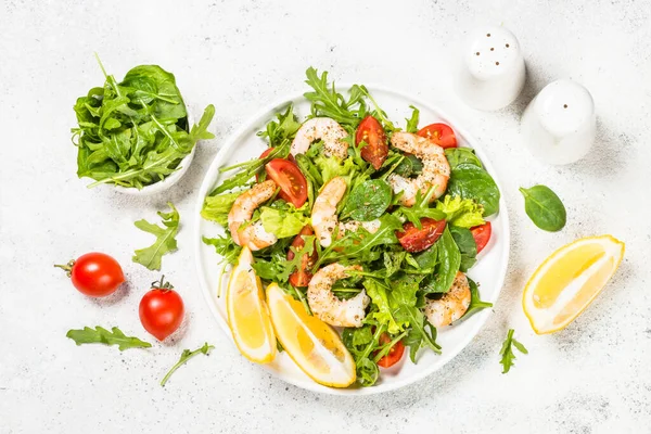 Shrimp salad with vegetables and leaves. — Stock Photo, Image