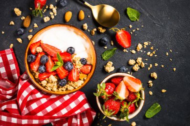 Siyah taş masada taze böğürtlenli Yunan yoğurdu..