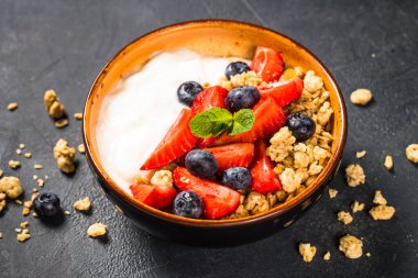 Siyah taş masada taze böğürtlenli Yunan yoğurdu..