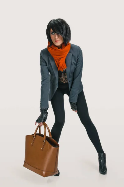 Modieuze vrouw met tas — Stockfoto