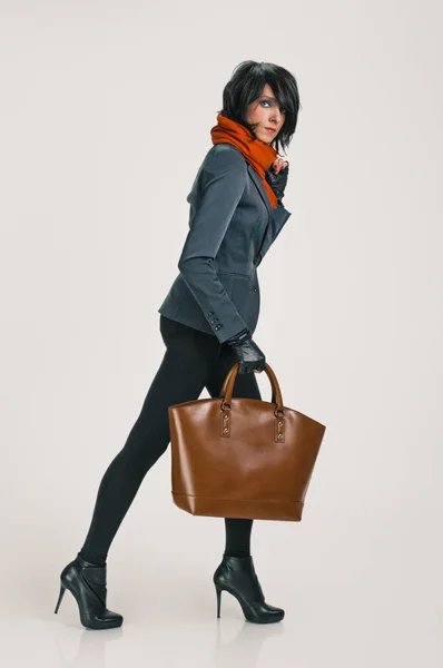 Chodící módní lady s taškou — Stock fotografie