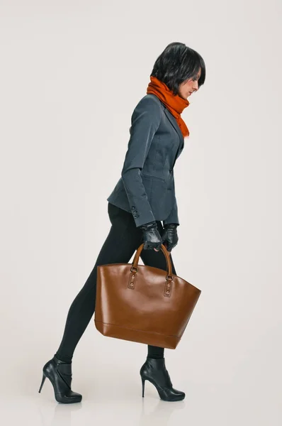 Andando Senhora da moda com saco — Fotografia de Stock