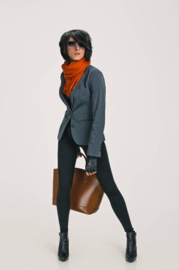 çekici bayan çanta ile