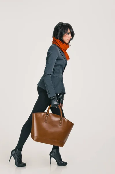 Donna che cammina con borsa — Foto Stock