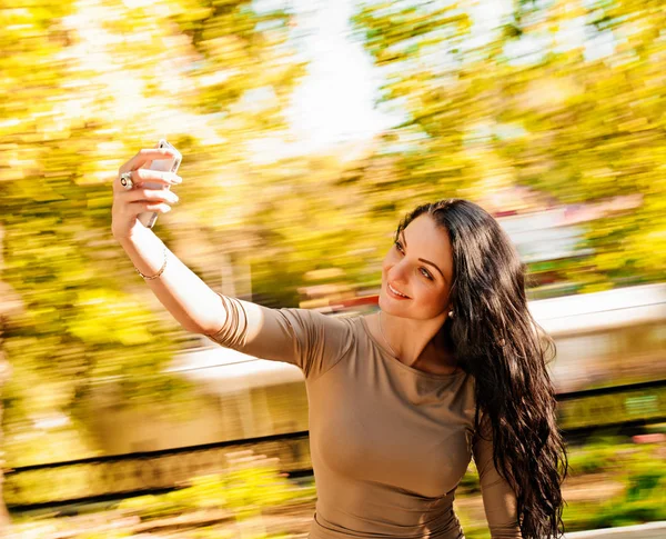 Femme selfie extérieur portrait — Photo