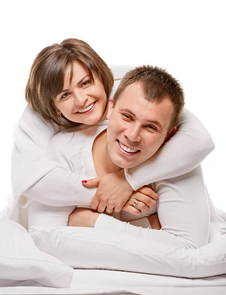Paar liggend in bed glimlachen — Stockfoto