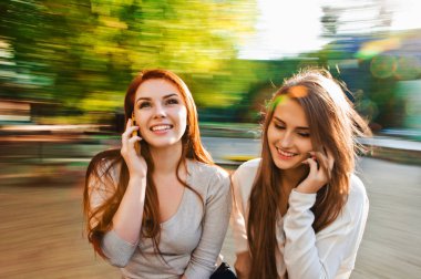 Kız telefonla konuşan arkadaşlar