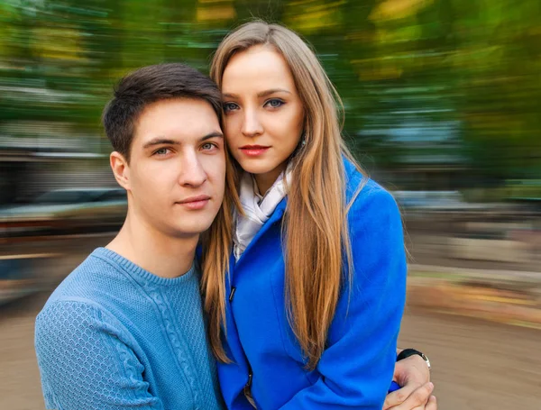 Outono em torno de casal jovem — Fotografia de Stock