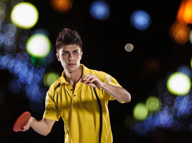 dönen ping pong tenis oyuncusu