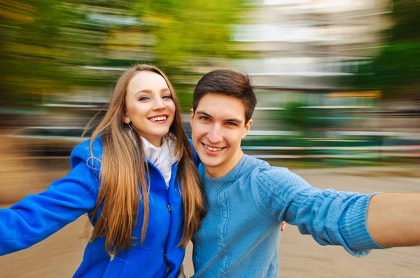 Joven feliz pareja otoño —  Fotos de Stock